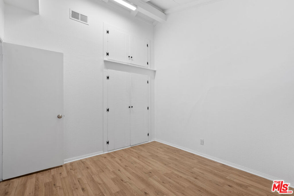 5541 Fallbrook Avenue - Photo 21