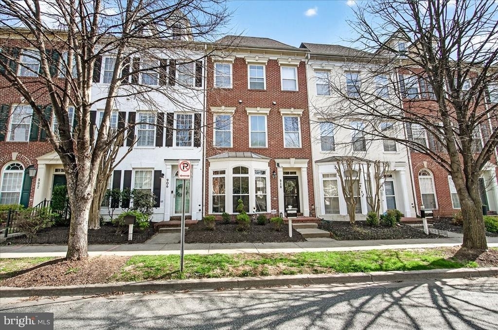 910 Featherstone Street - Photo 1