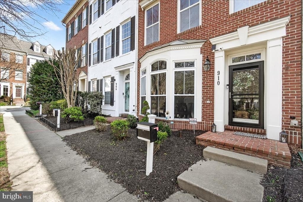 910 Featherstone Street - Photo 2