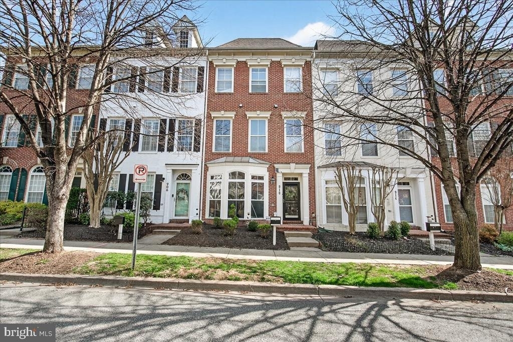 910 Featherstone Street - Photo 0