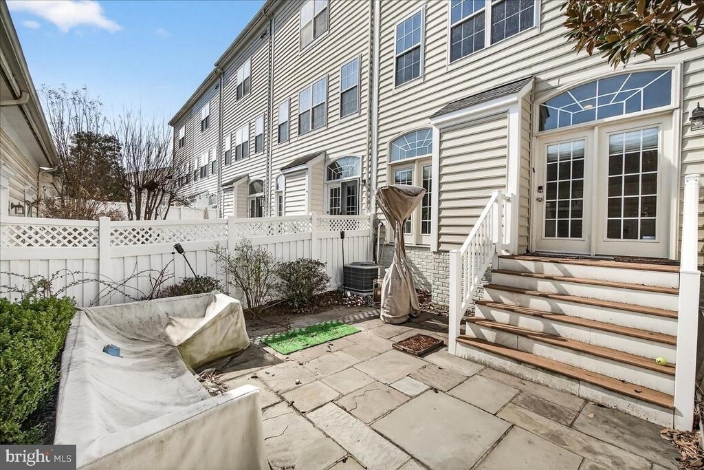 910 Featherstone Street - Photo 28