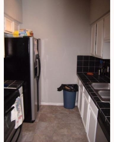 2901 San Jacinto Blvd - Photo 2