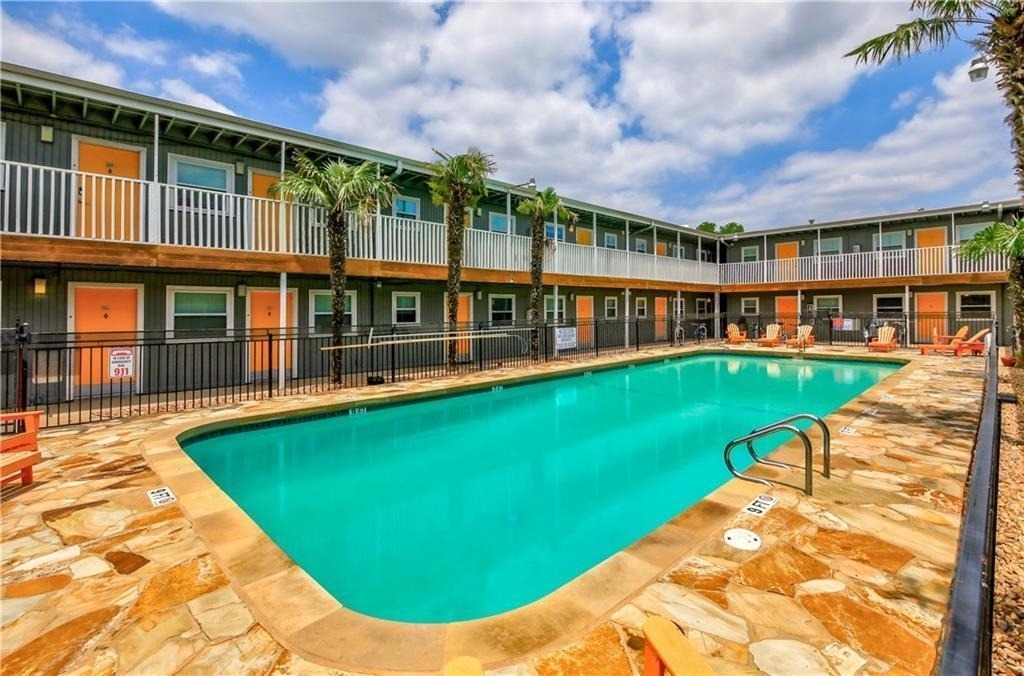 2401 Manor Rd - Photo 3
