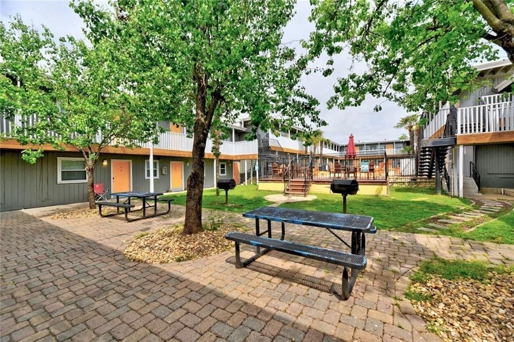 2401 Manor Rd - Photo 6