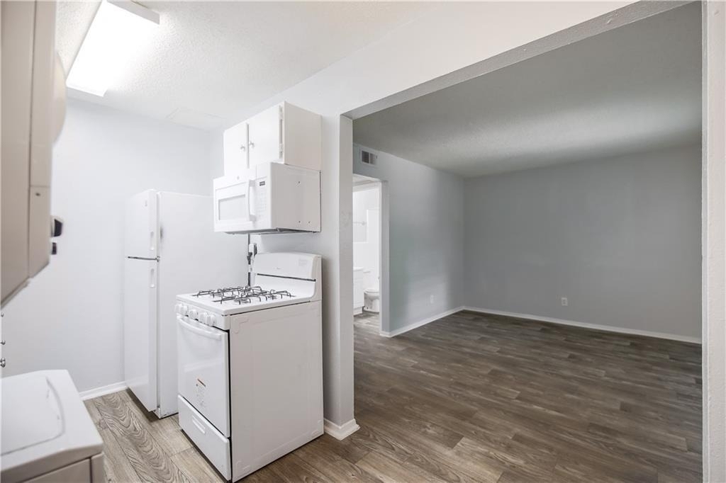2401 Manor Rd - Photo 14