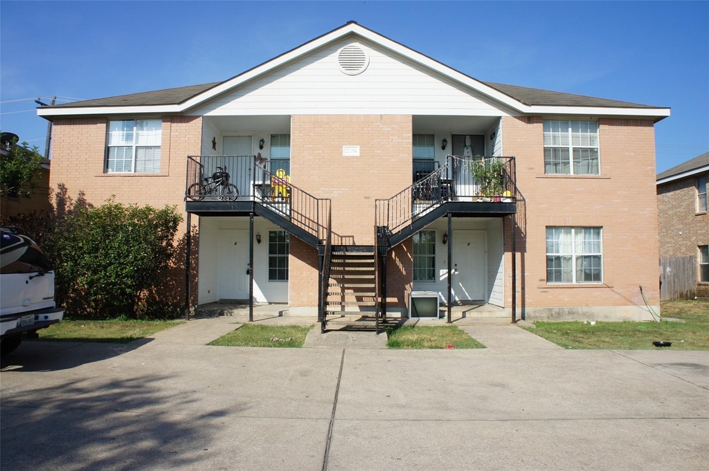 2204 Katy Ln - Photo 0