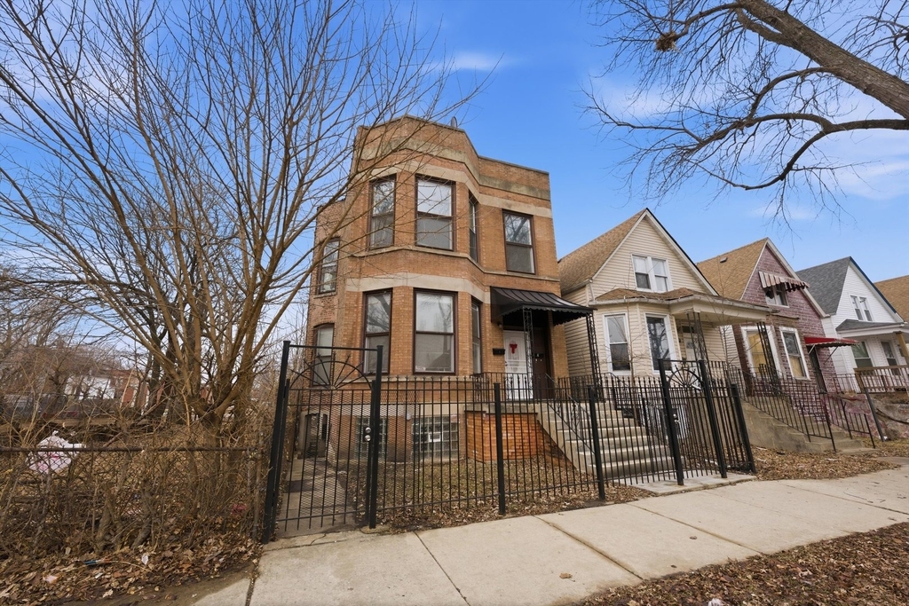 7242 S May Street - Photo 1