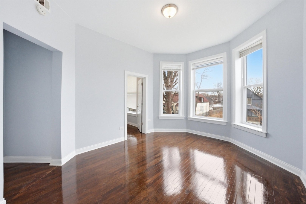 7242 S May Street - Photo 3