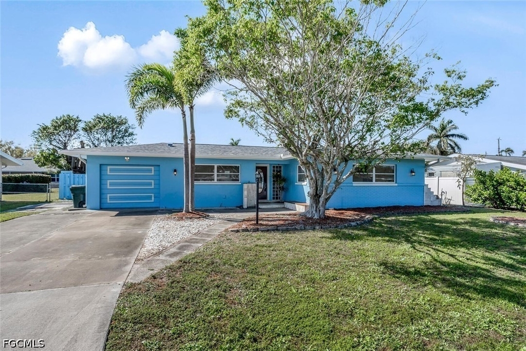 806 Entrada Drive N - Photo 0