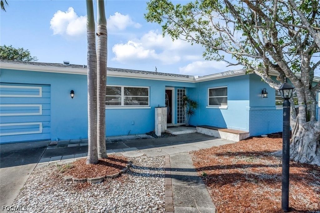 806 Entrada Drive N - Photo 1