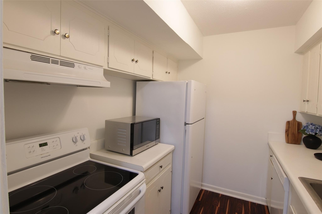 2101 Fountain View Drive - Photo 10