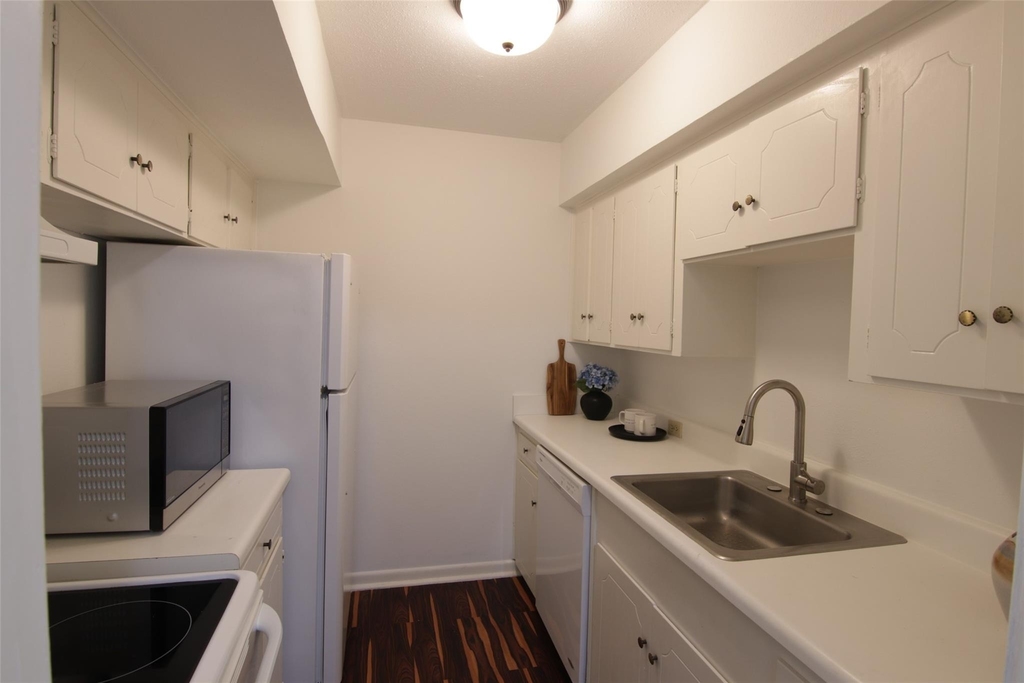2101 Fountain View Drive - Photo 8