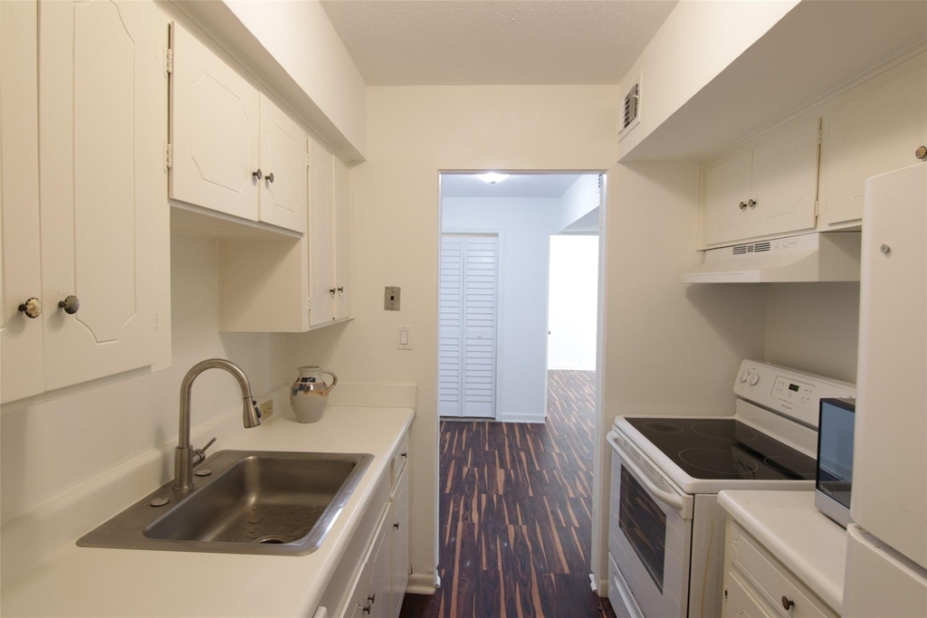 2101 Fountain View Drive - Photo 9