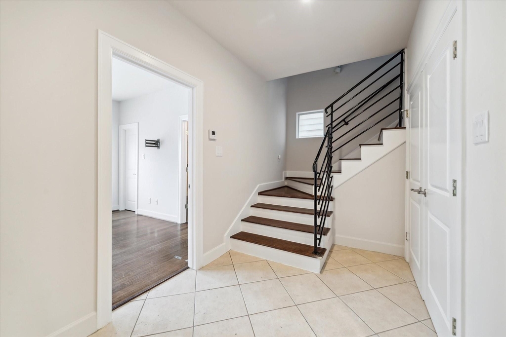 3041 Clinton Drive - Photo 3