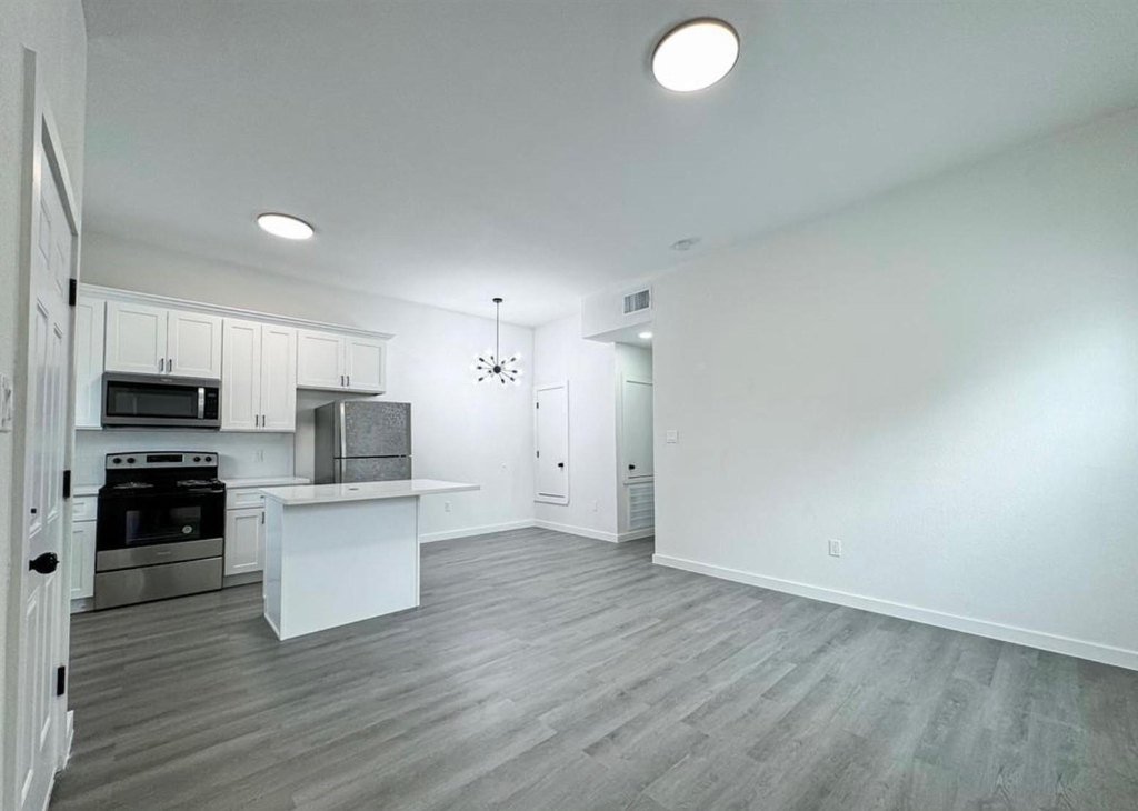 328 Clearwater St - Photo 2
