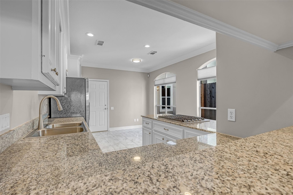 4916 Travis Street - Photo 11