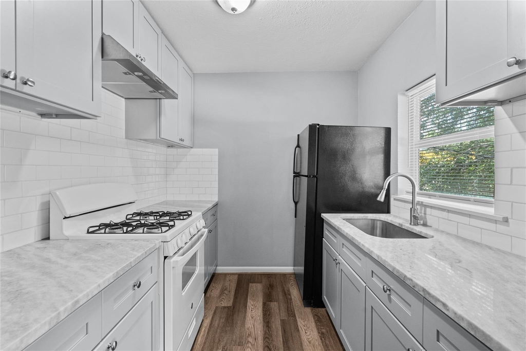 2324 Cedar Drive - Photo 4