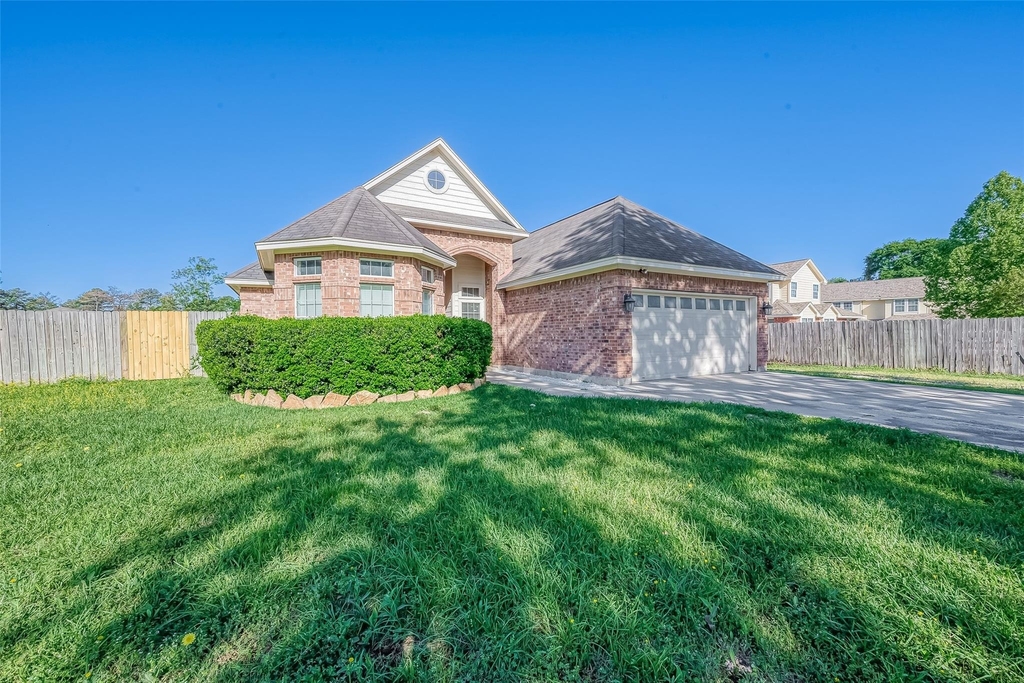 1189 Lovett Street - Photo 2