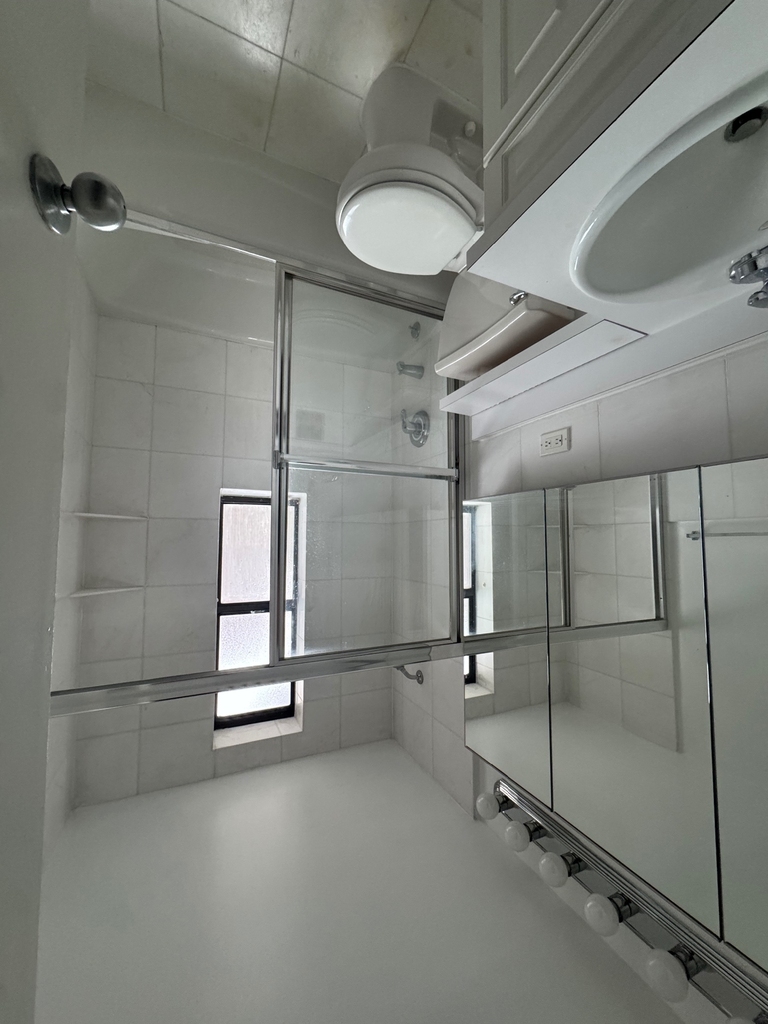 York Avenue - Photo 1