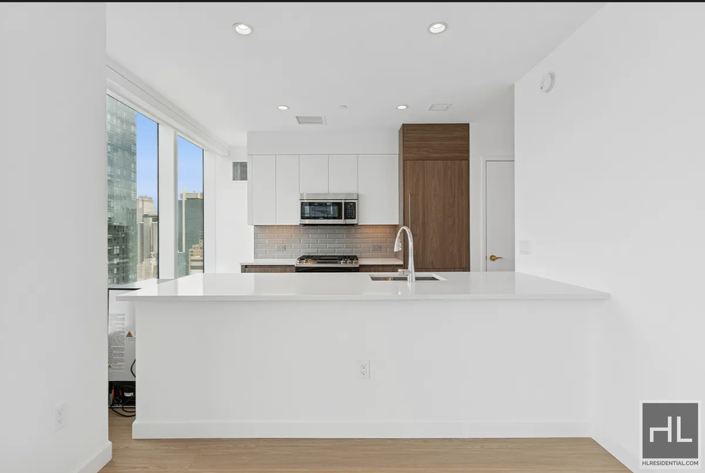 10th Avenue - Photo 4