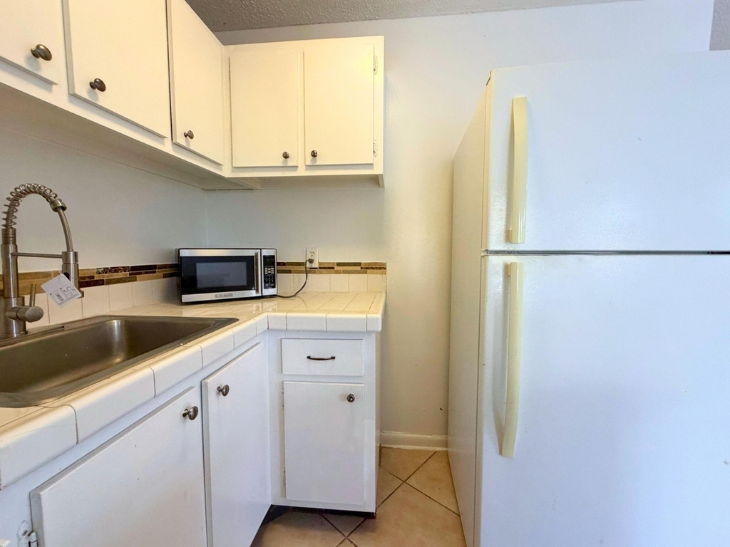 519 W Kalmia Drive - Photo 6