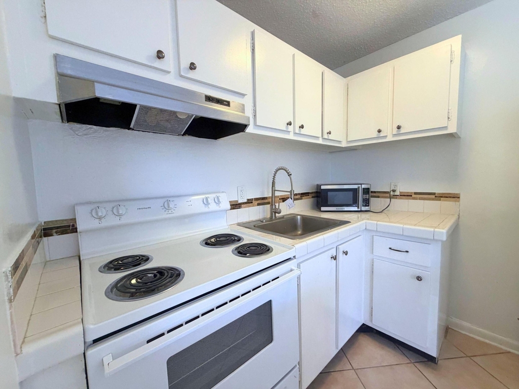 519 W Kalmia Drive - Photo 7