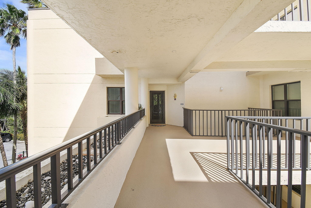 221 Ne Plantation Road - Photo 4