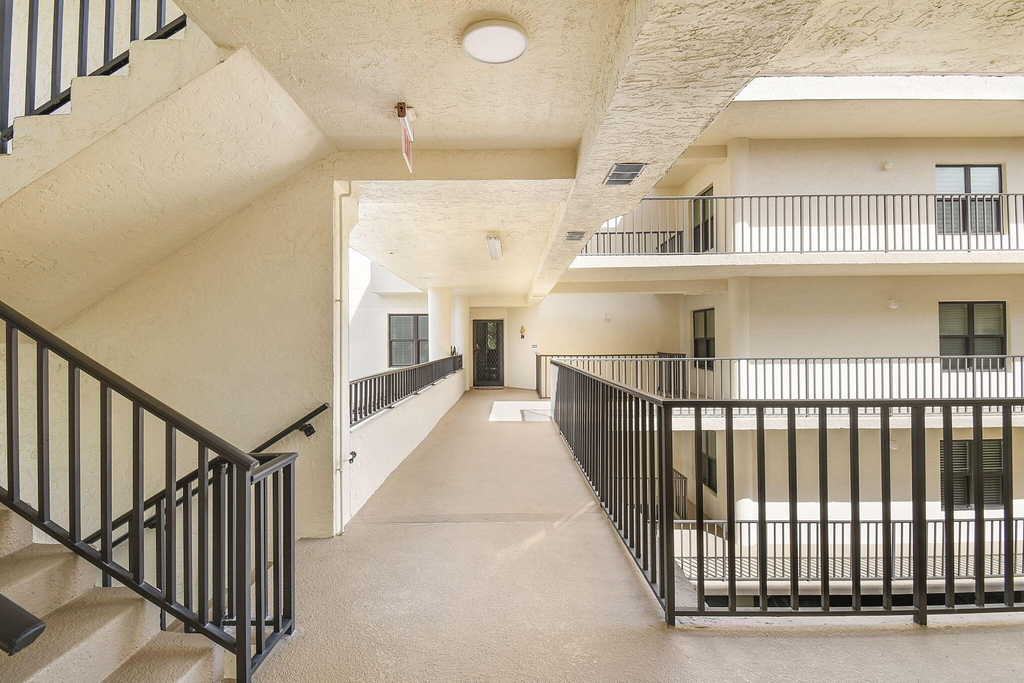 221 Ne Plantation Road - Photo 2