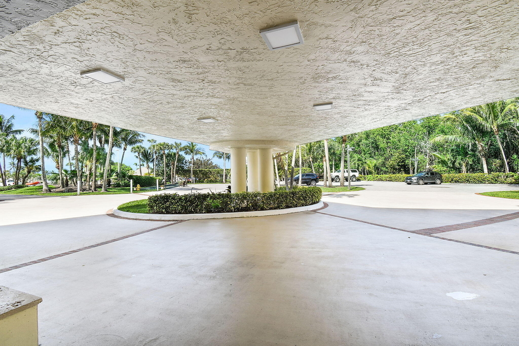 221 Ne Plantation Road - Photo 1