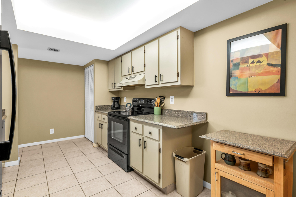 2255 Lindell Boulevard - Photo 33