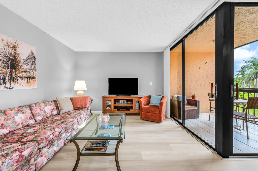 2255 Lindell Boulevard - Photo 3