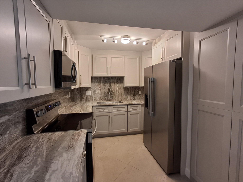 8763 Shadow Wood Boulevard - Photo 2