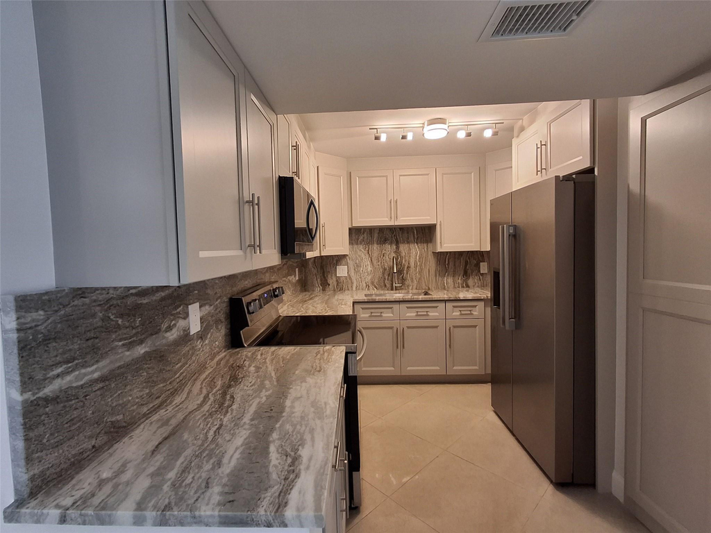 8763 Shadow Wood Boulevard - Photo 0