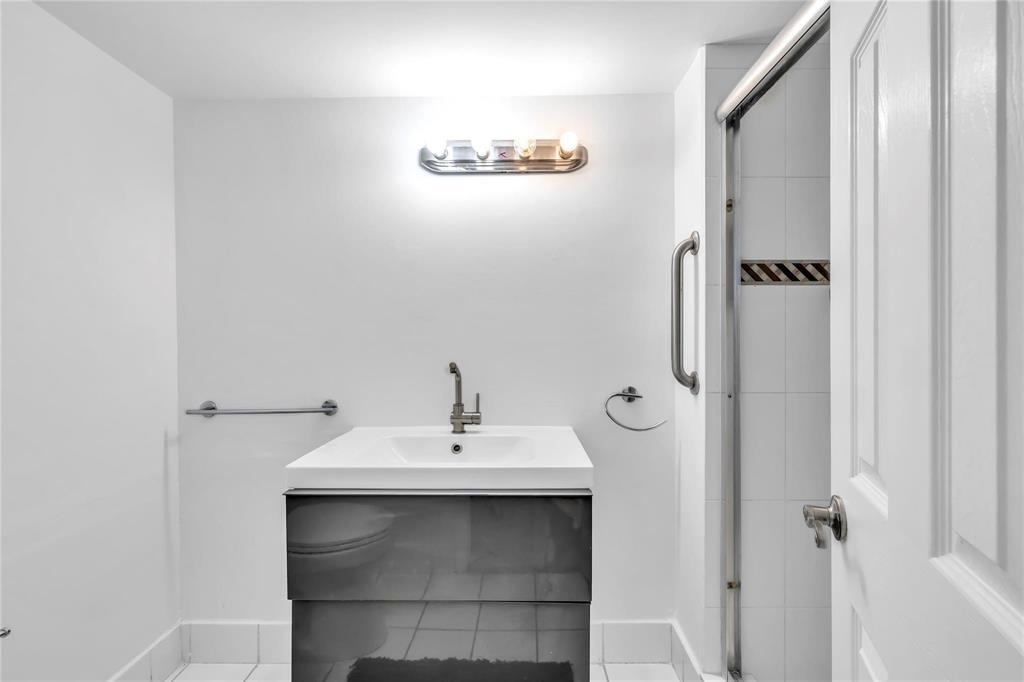 2750 Ne 183rd Street - Photo 22