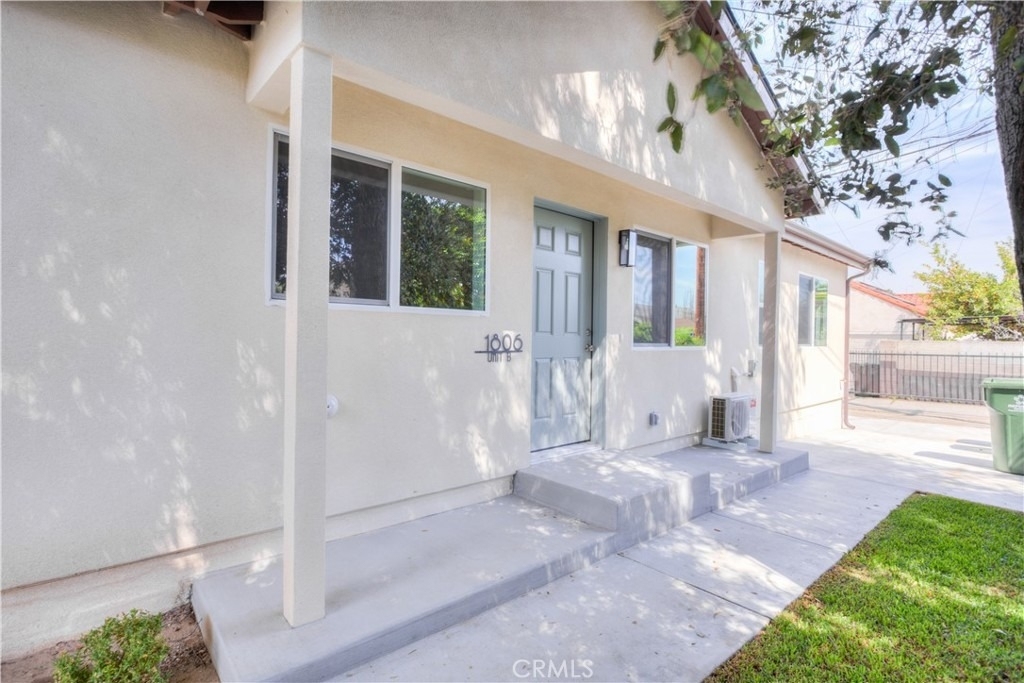1806 8th St - Photo 2