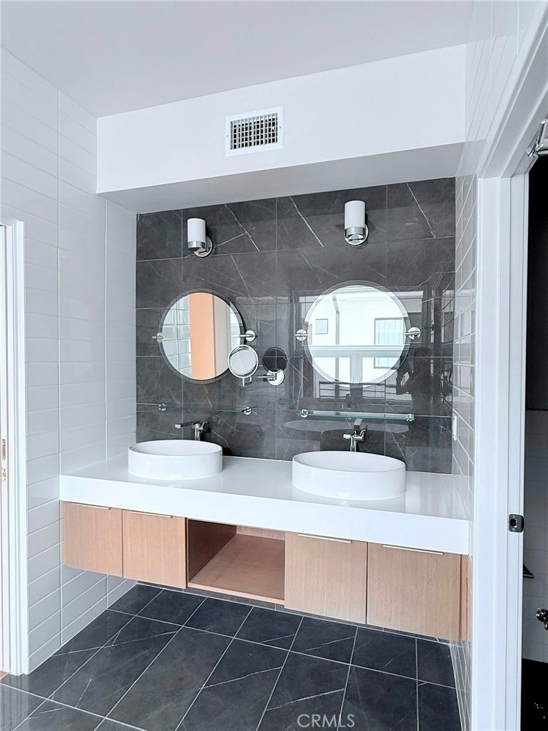1729 S Barrington - Photo 9