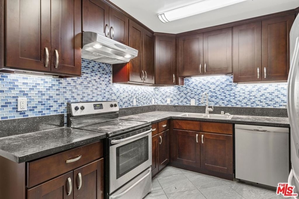 1033 6th Street - Photo 0