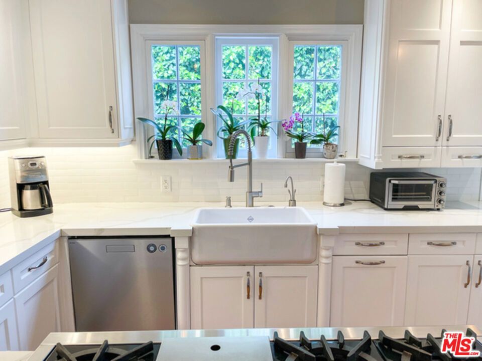 934 S Dunsmuir Avenue - Photo 6