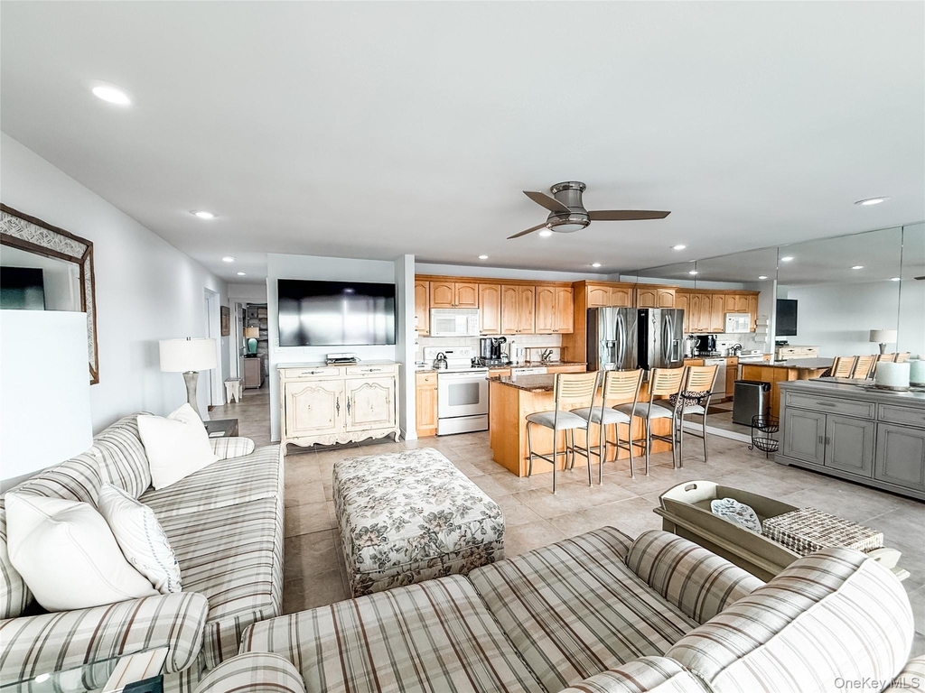 261 Dune Road - Photo 3