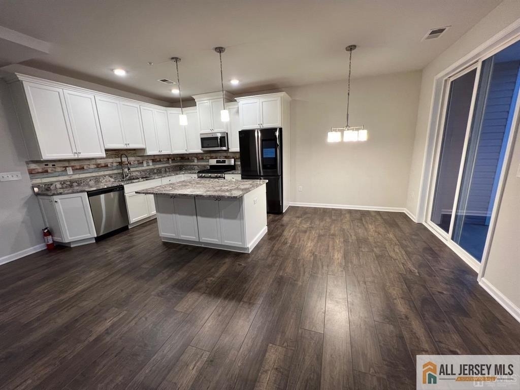 706 Greenland Square - Photo 2