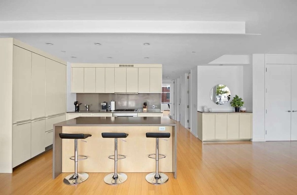 245 W 19th Street - Photo 2
