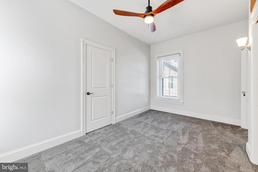 240 Franklin Street - Photo 15