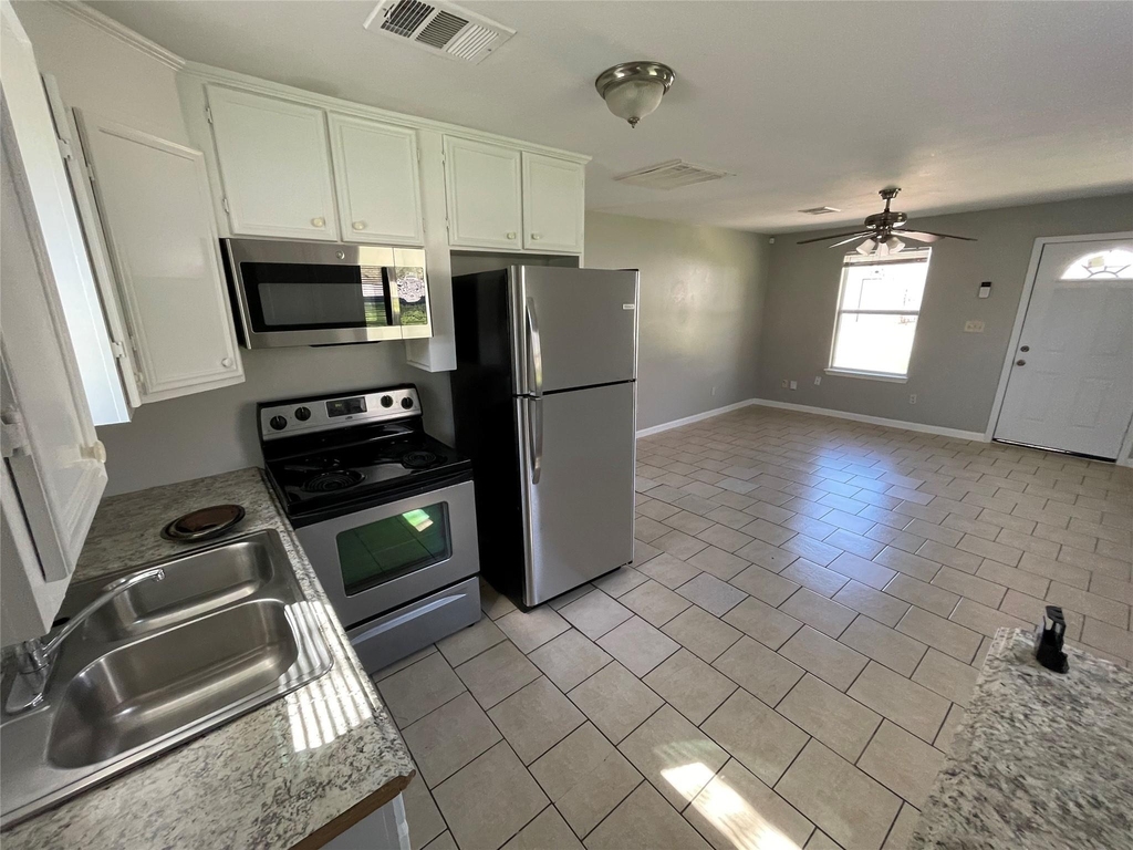 1041 Lott Ave - Photo 4