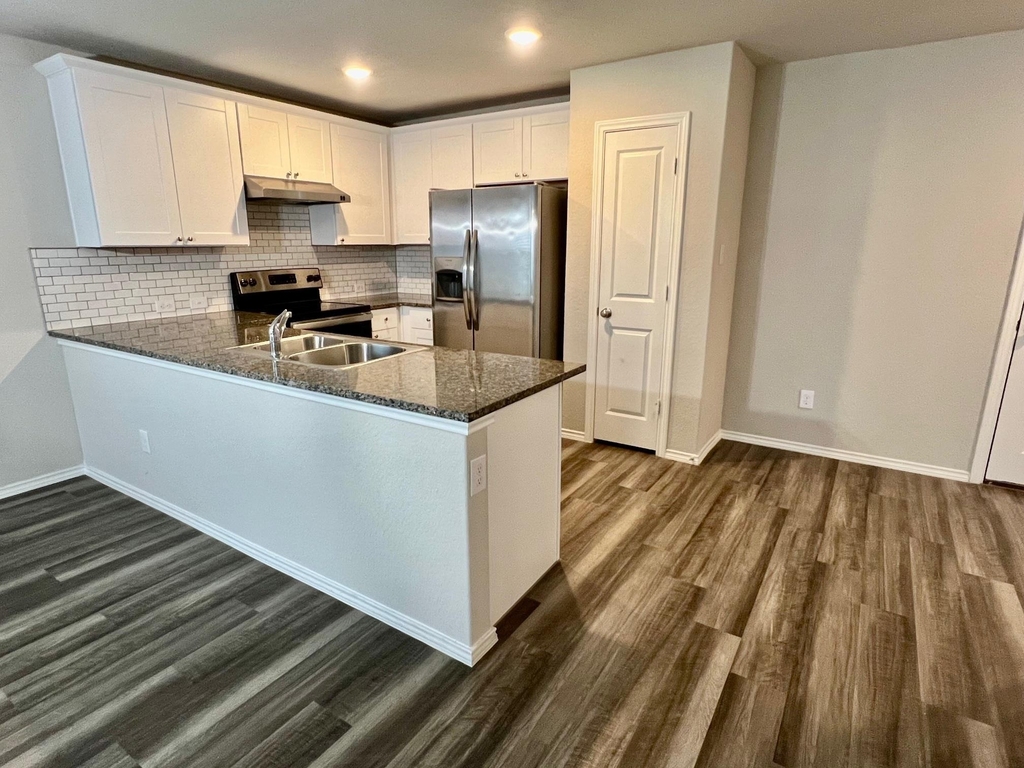 1906 Fieldfare St - Photo 1