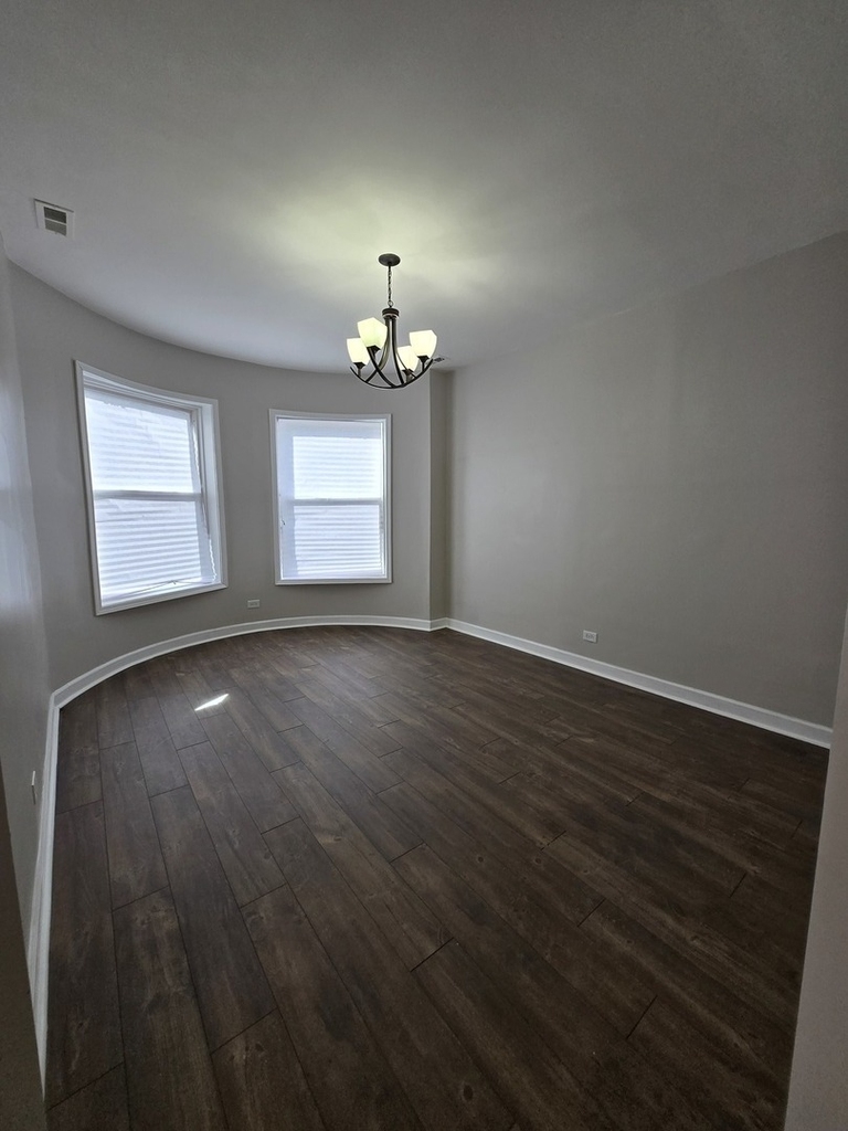 4749 S Prairie Avenue - Photo 1