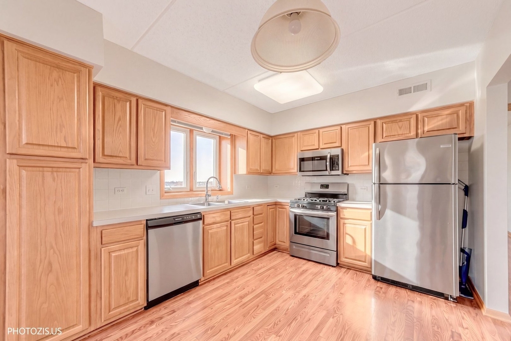 5555 N Cumberland Avenue - Photo 12