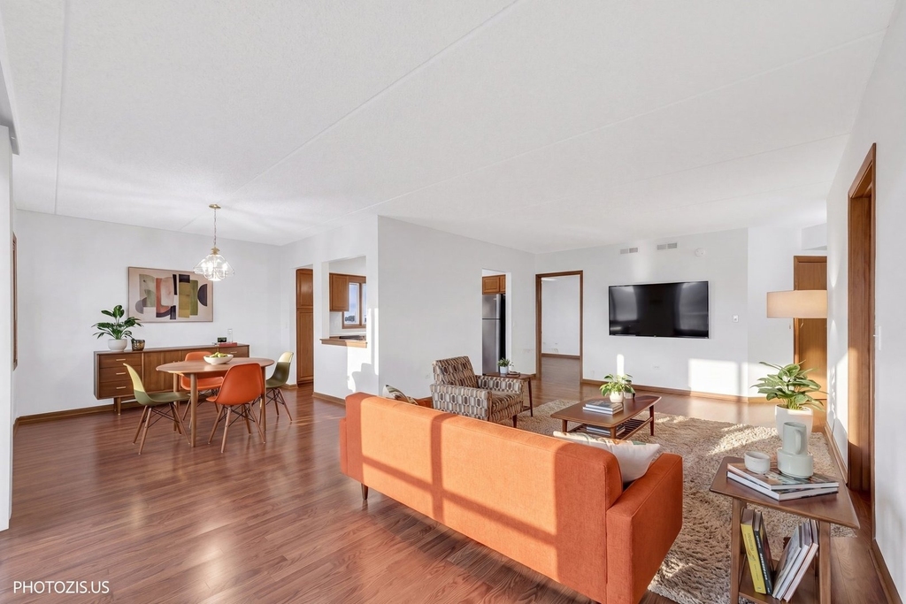 5555 N Cumberland Avenue - Photo 4