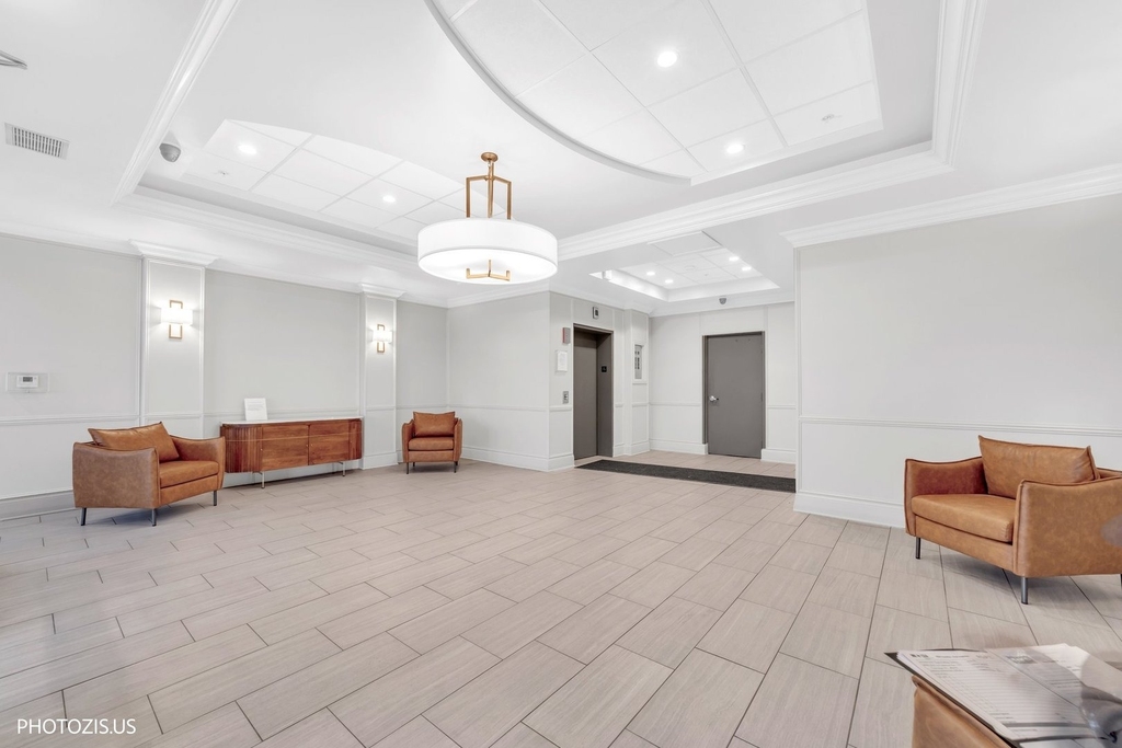 5555 N Cumberland Avenue - Photo 19