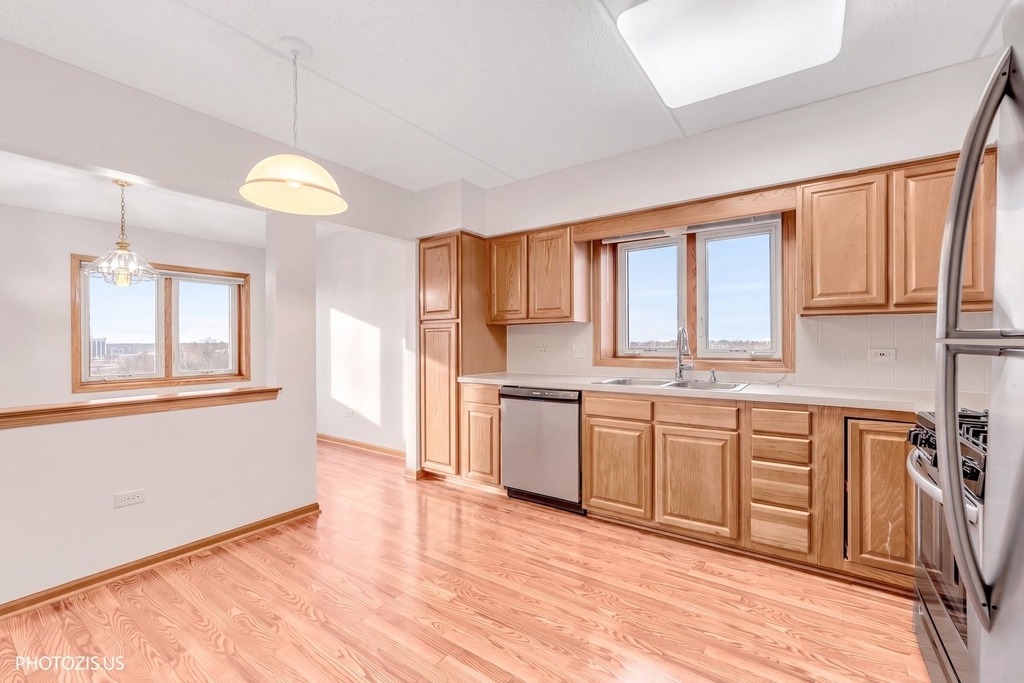 5555 N Cumberland Avenue - Photo 10