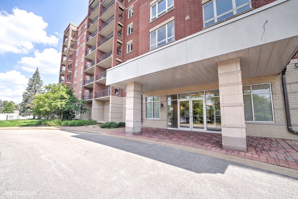 5555 N Cumberland Avenue - Photo 3